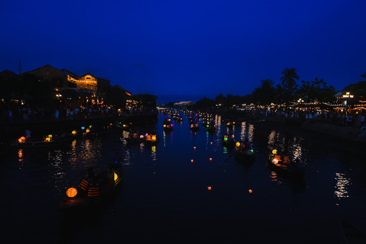 ホイアン夜景 川のランタン