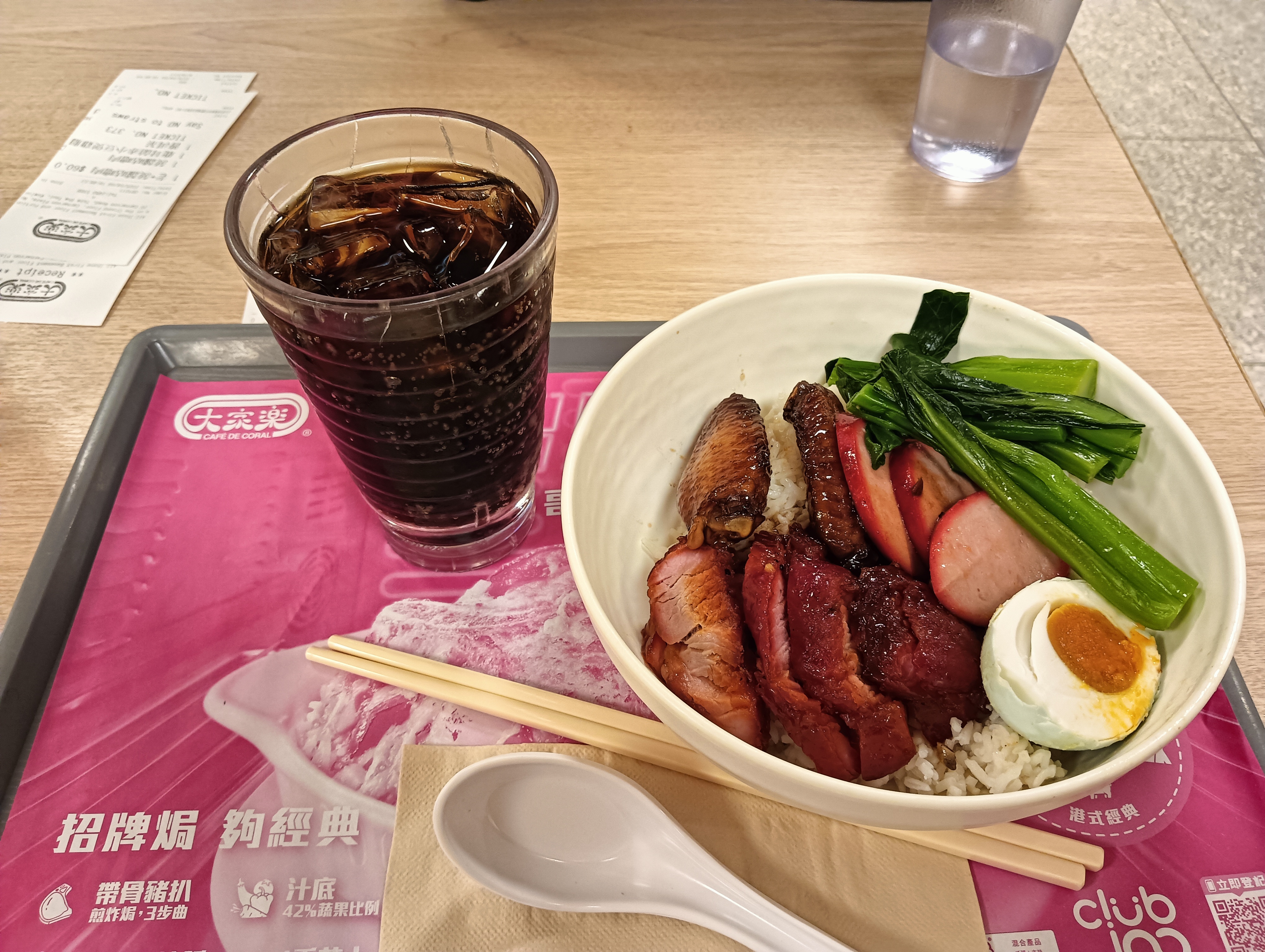 フードコートの食事